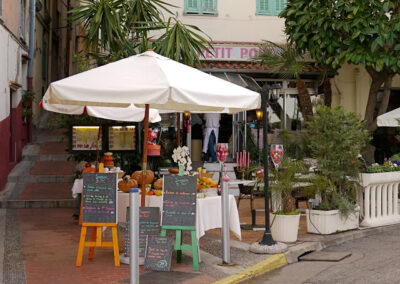 Le Petit Port vid Place Fontana