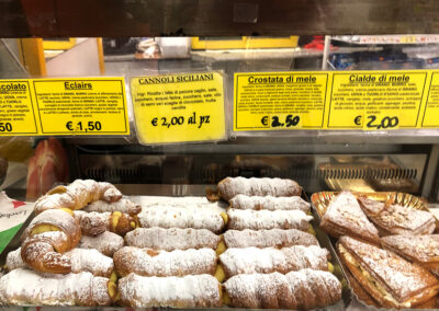 Bakverk bakom disken på fiket i Latte